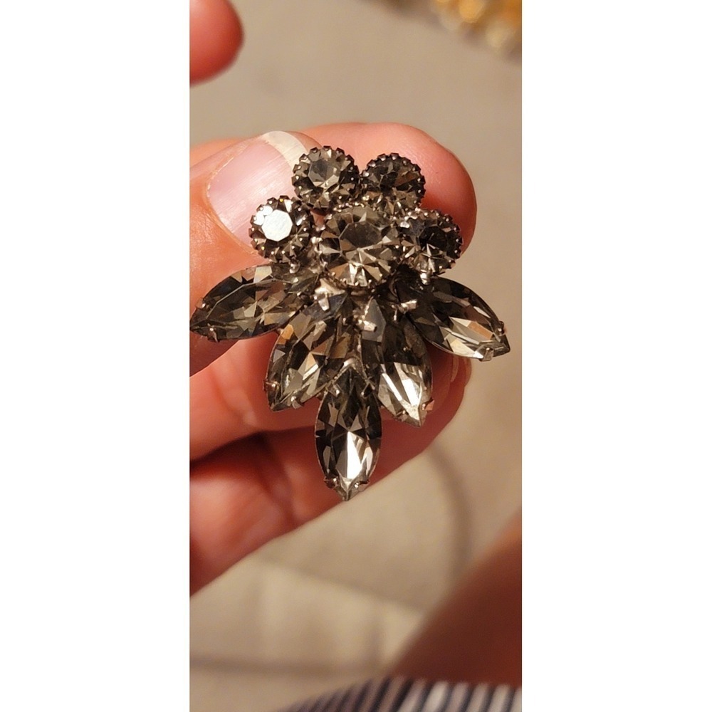 Gorgeous Vintage Silvertone Gray Rhinestone Clip on Earrings - Picture 2 of 9